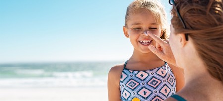 H καλύτερη αντηλιακή προστασία για τα παιδιά