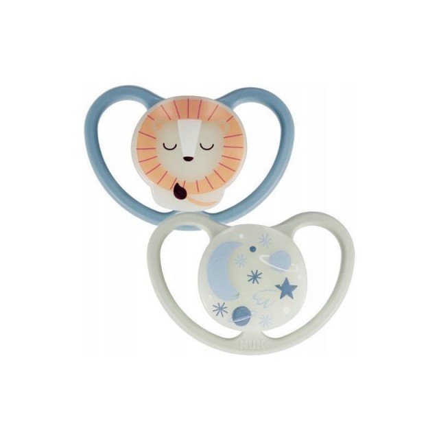 Nuk Space Night Πιπίλα Σιλικόνης Μπλέ με Λιοντάρι και Γκρι με Φεγγάρι 6-18m  , 2 τεμάχια (10.736.619)